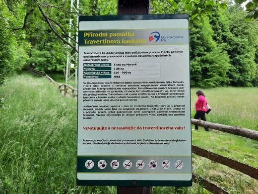 Informační tabule u Travertinové kaskády