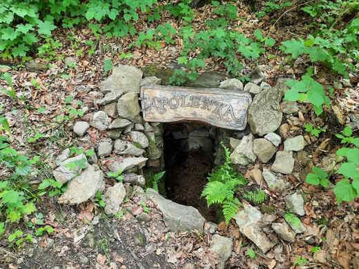 Travertinovou kaskádu živí pramen Apolenka