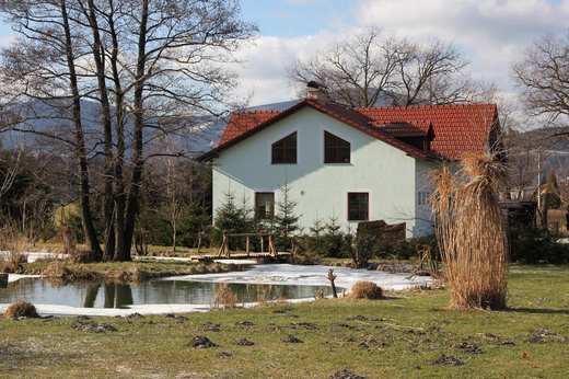 Pohled na dům od sousedova rybníka
