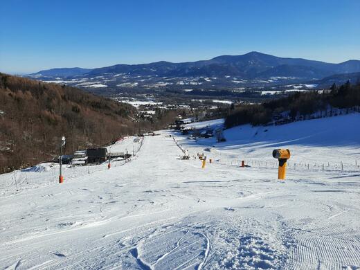 Úžasný výhled na Beskydy ze sjezdovky na Opálené